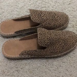 Universal Thread cheetah print mule slides size 9